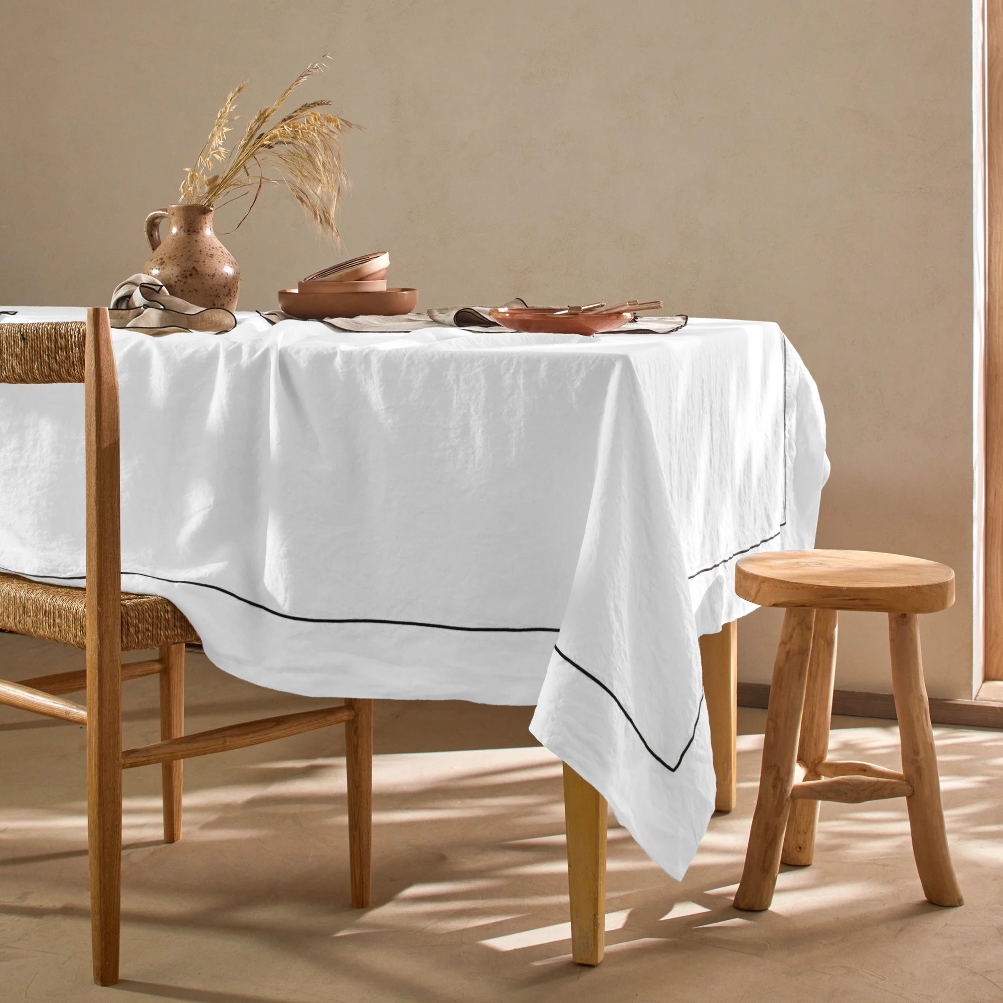 Tischdecke mit Bourdonbordüre aus optisch weißem Leinen