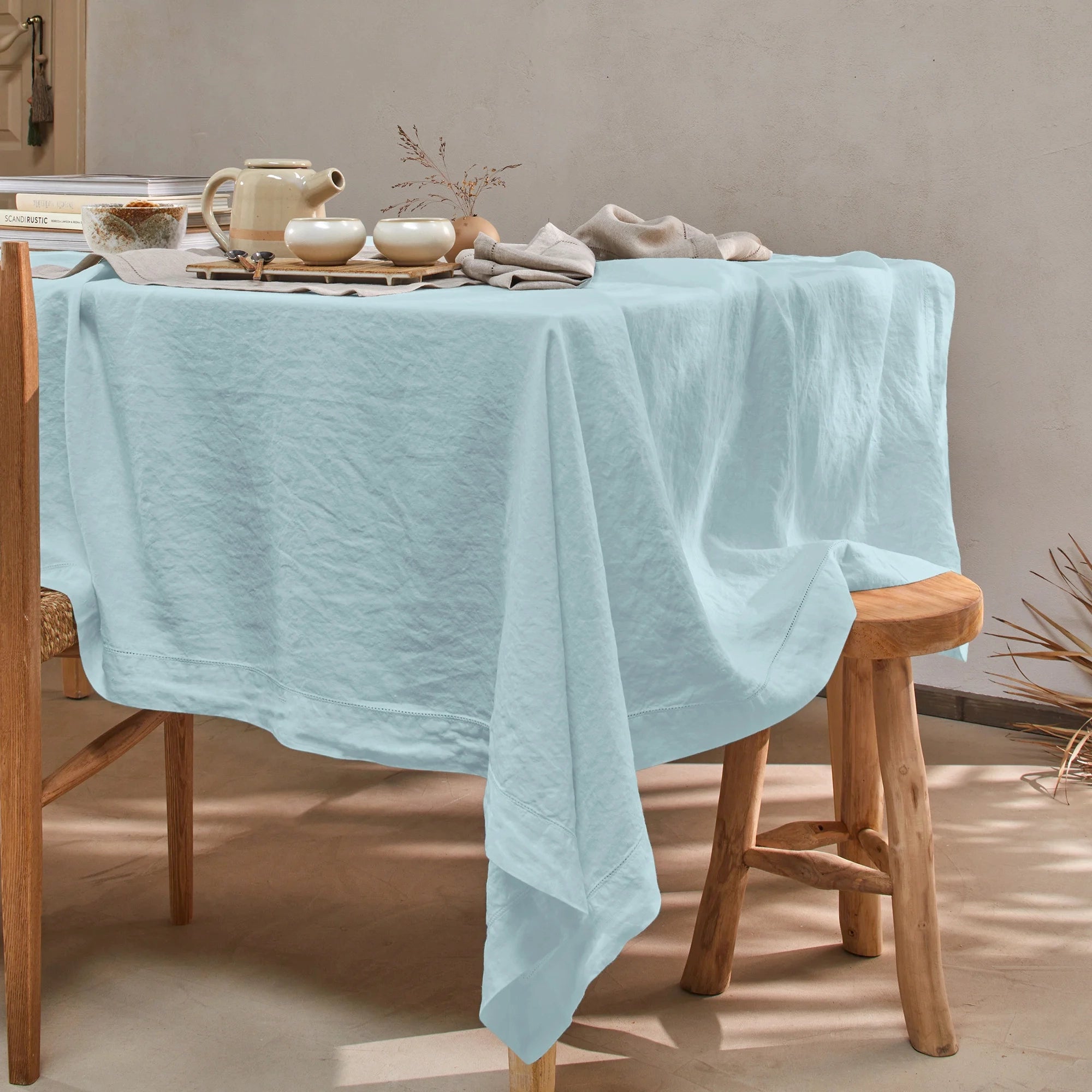 Tischdecke nach Maß aus durchbrochenem Leinen in Hellblau