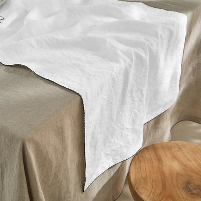 Chemin de table en lin lavé bordure crochet blanc optique