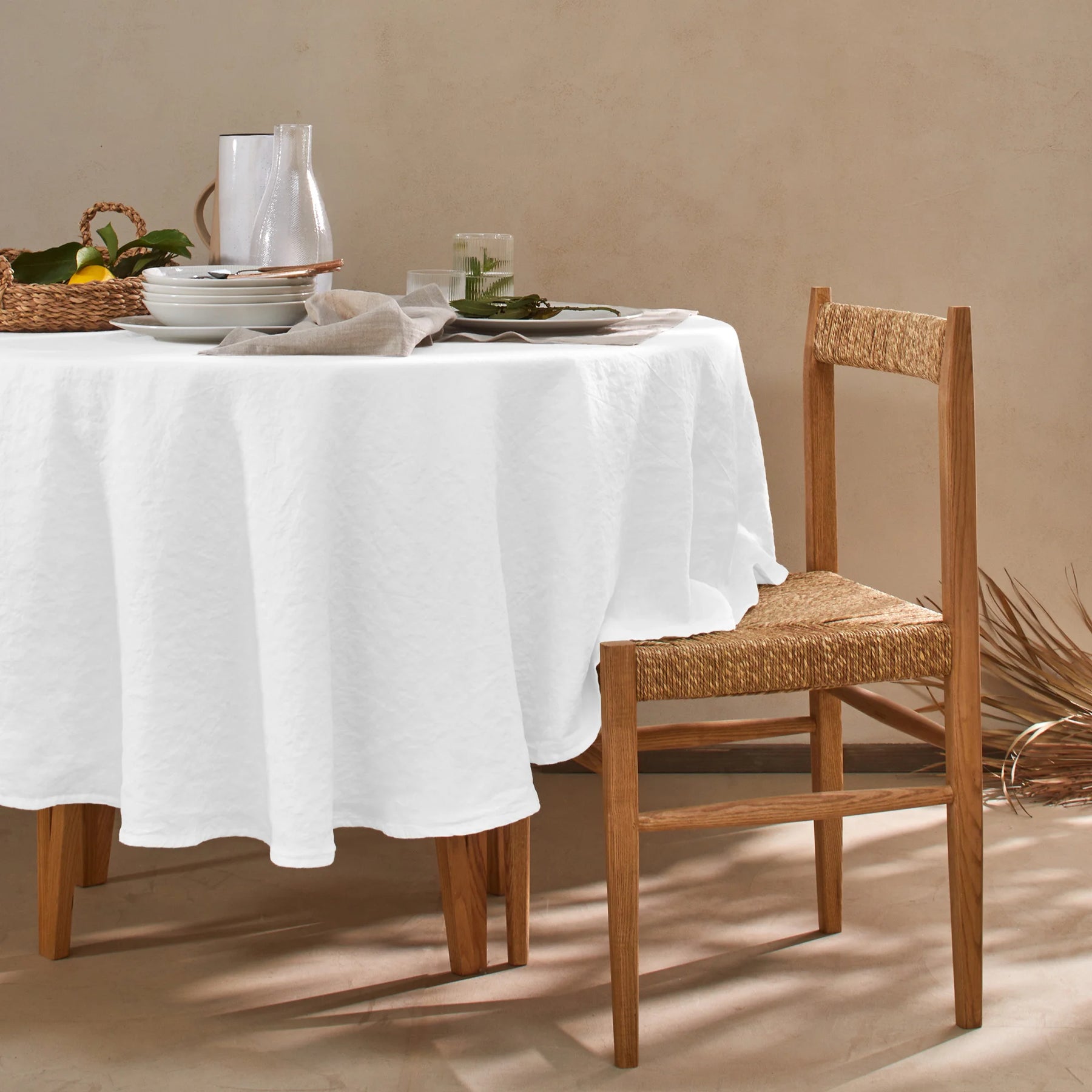 Runde Maßtischdecke aus weißem Leinen