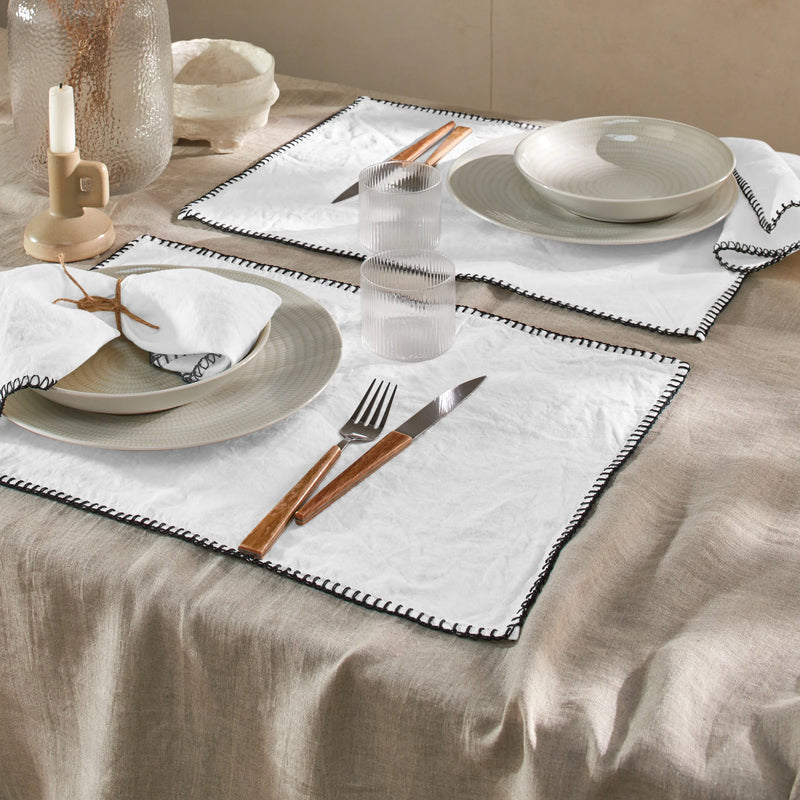 Tischsets aus weißem Leinen mit festonstich
