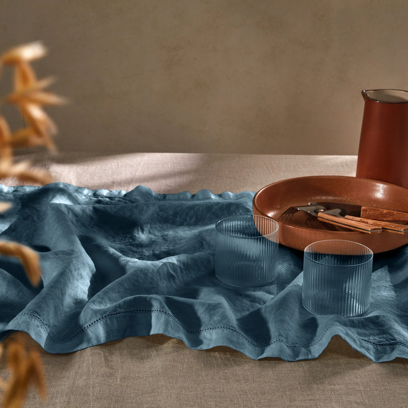 chemin de table ajouré en lin bleu français