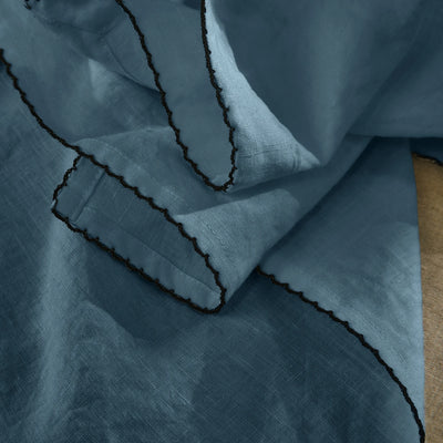 Chemin de table bordure crochet en lin lavé bleu français