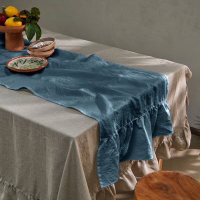 chemin de table lin lavé à volants bleu français