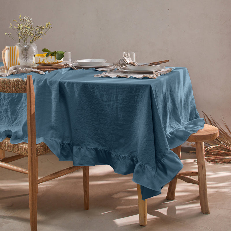 Tischdecke mit Rüschen aus blauem Leinen