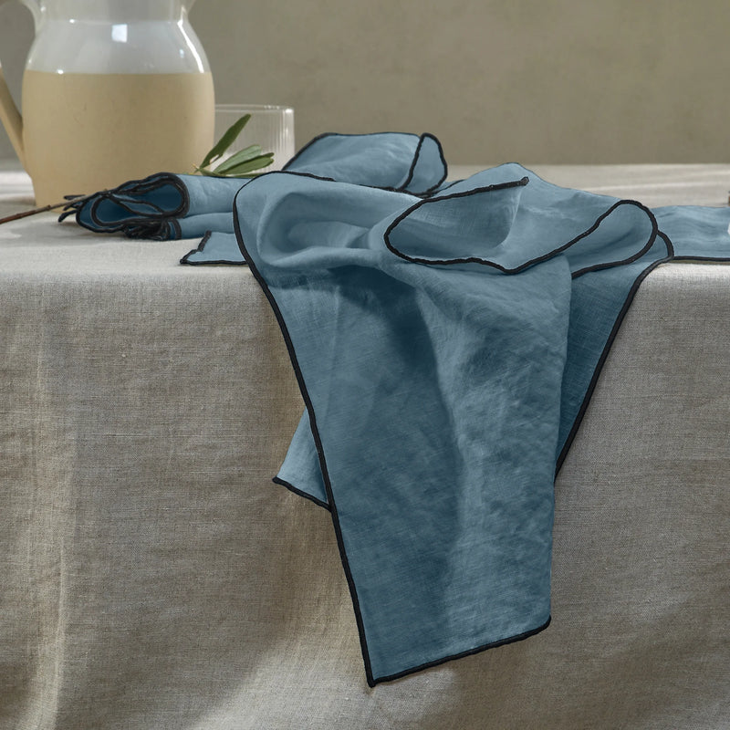 serviettes de table bordées en lin bleu français