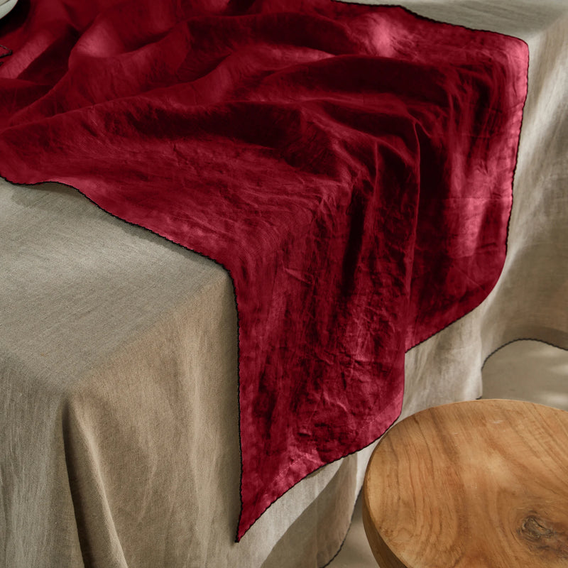 Chemin de table en lin lavé bordure crochet bordeaux
