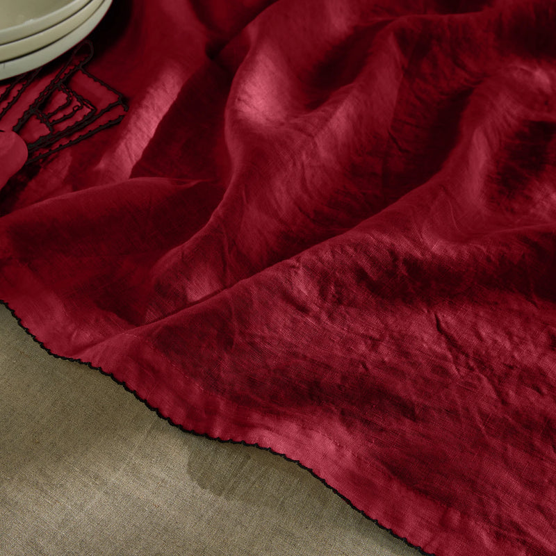Chemin de table en lin bordure crochet bordeaux