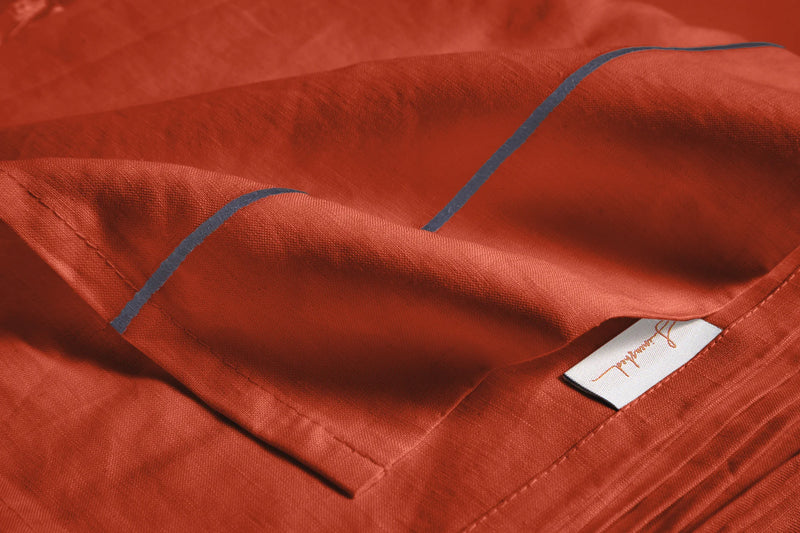 Drap plat en lin brodé avec bourdon Corail