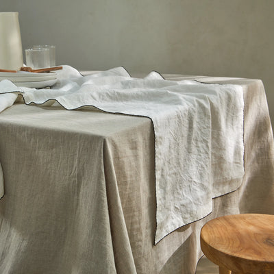Chemin de table en lin lavé bordure crochet ivoire