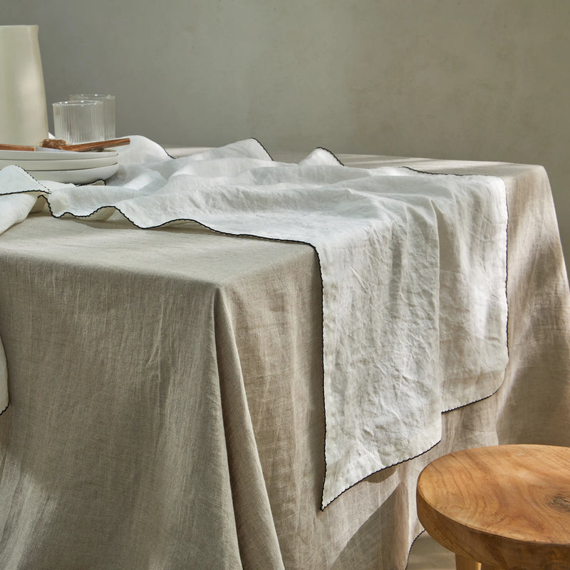 Chemin de table en lin lavé bordure crochet ivoire