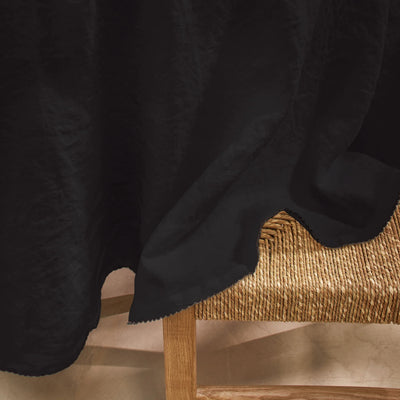 Nappe sur mesure ovale bord crochet en lin lavé encre noire