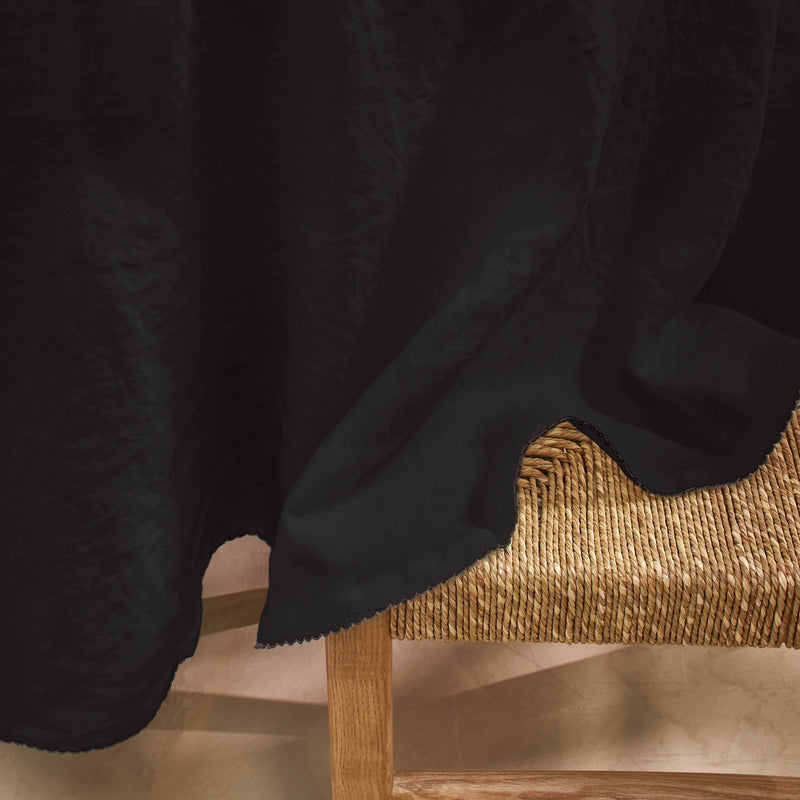 Nappe sur mesure ovale bord crochet en lin lavé encre noire