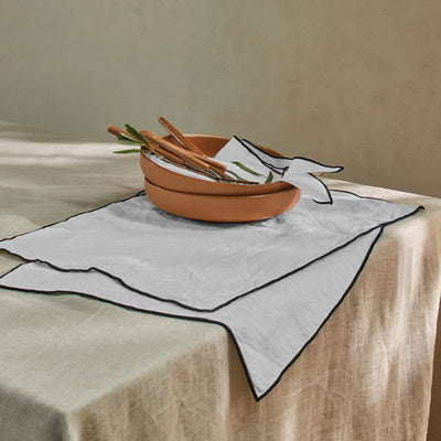 Set de table bordé en lin gris minéral