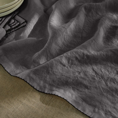 Chemin de table en lin bordure crochet gris plomb