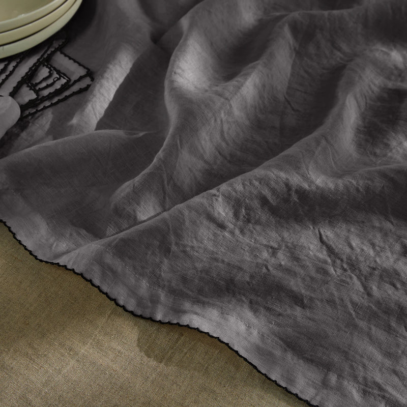 Chemin de table en lin bordure crochet gris plomb