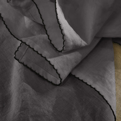 Chemin de table bordure crochet en lin lavé gris plomb