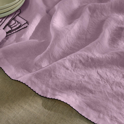 Chemin de table en lin bordure crochet lilas