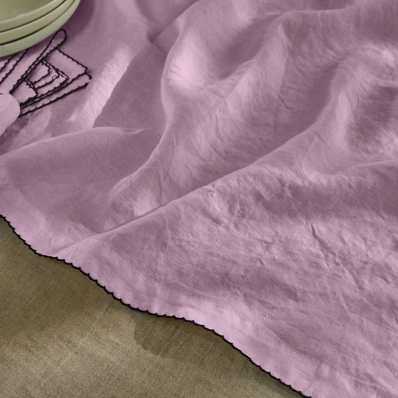 Chemin de table en lin bordure crochet lilas