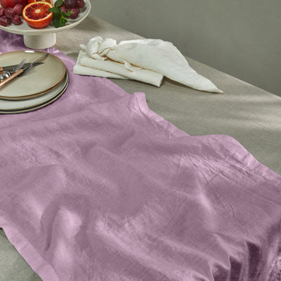 chemin de table basique en lin lavé lilas