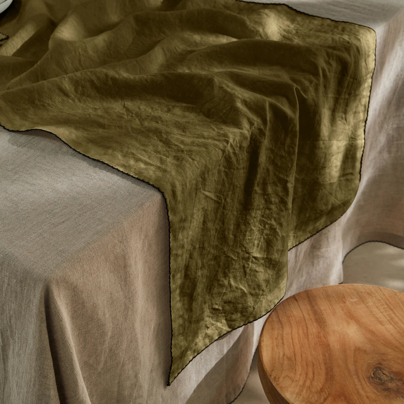 Chemin de table en lin lavé bordure crochet vert olive