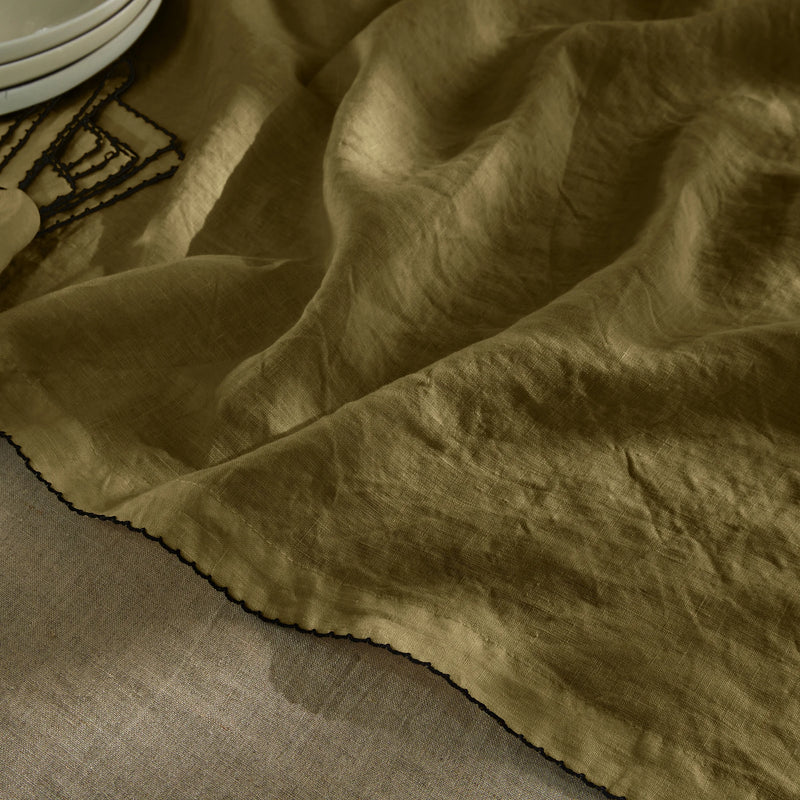 Chemin de table en lin bordure crochet vert olive