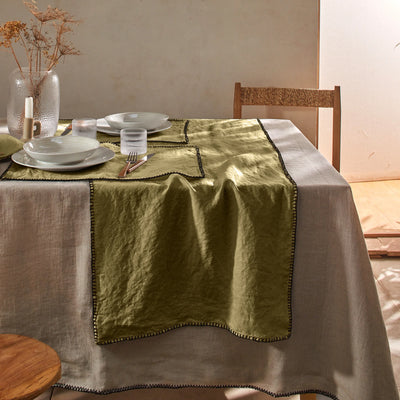 Chemin de table en lin bordé "point de cheval" vert olive