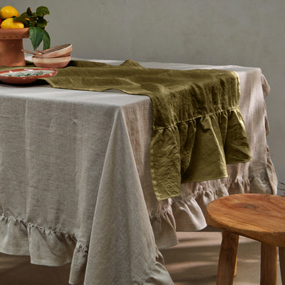 chemin de table lin lavé à volants vert olive
