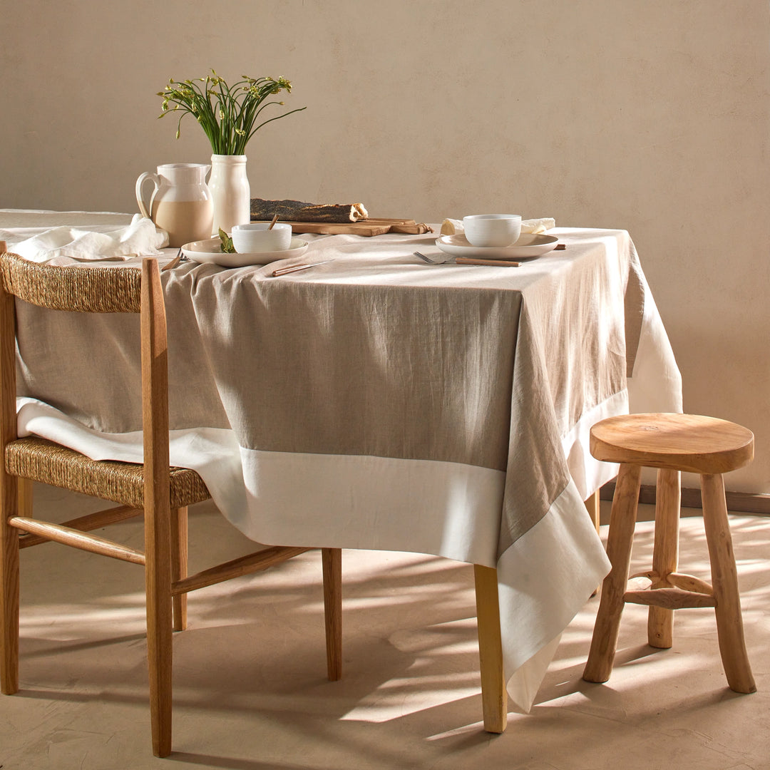 Zweifarbige Tischdecke aus Leinen in Beige