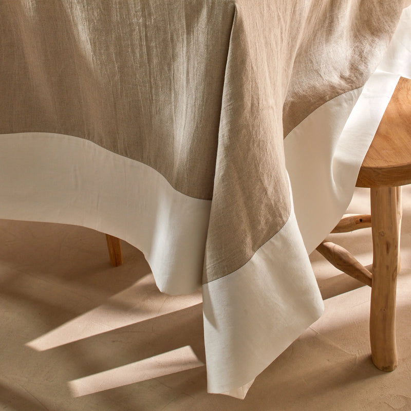 Zweifarbige Tischdecke aus Leinen in Beige