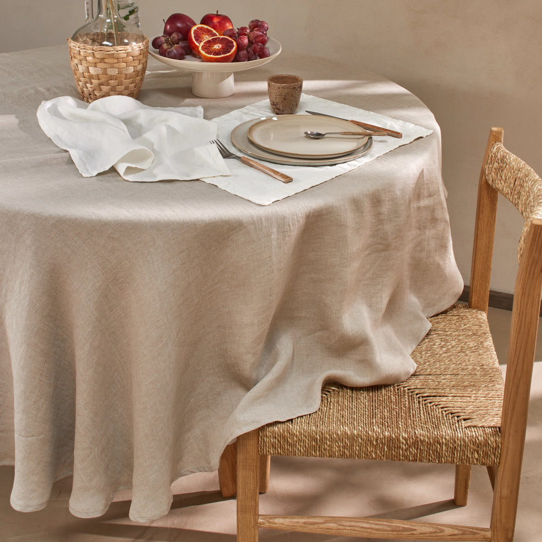 Runde Tischdecke aus beigefarbenem Leinen