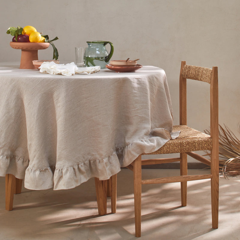 Runde Tischdecke mit Rüschen aus Leinen in beige