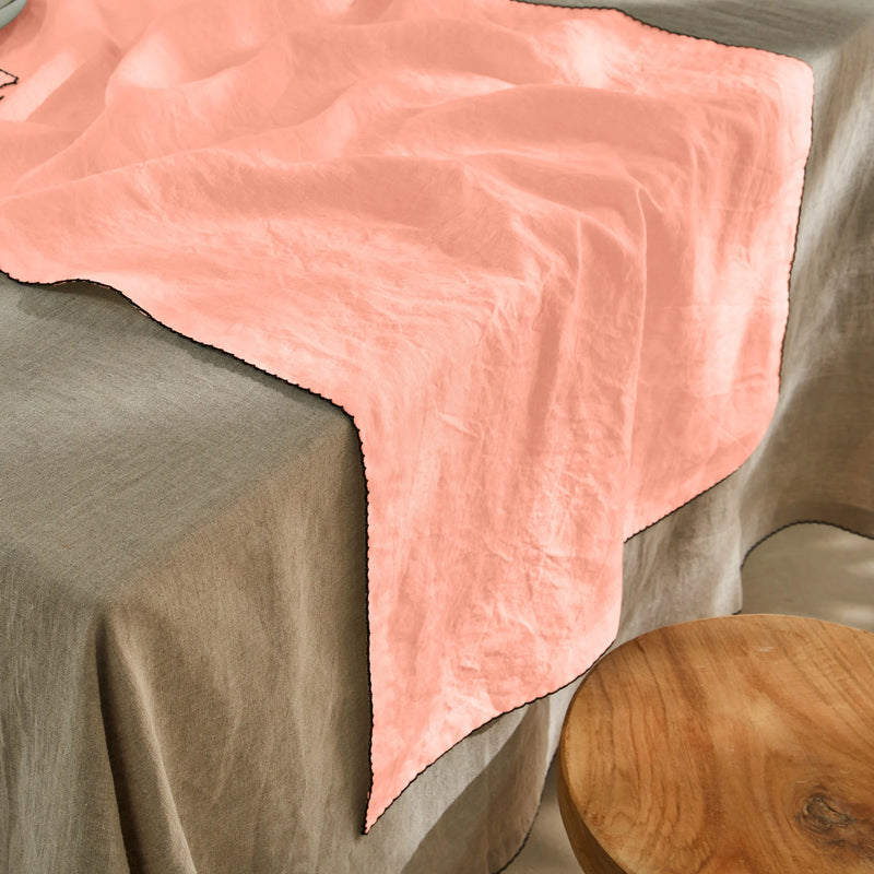 Chemin de table en lin lavé bordure crochet rose