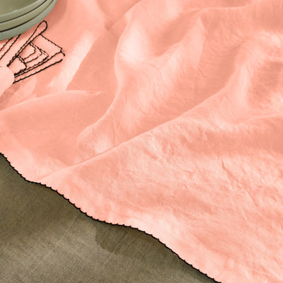 Chemin de table en lin bordure crochet rose