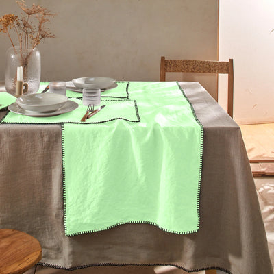 Chemin de table en lin bordé "point de cheval" vert menthe