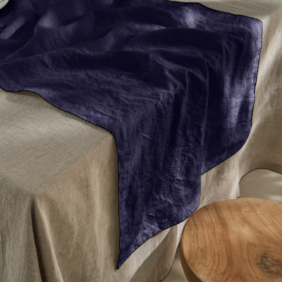 Chemin de table en lin lavé bordure crochet bleu nuit
