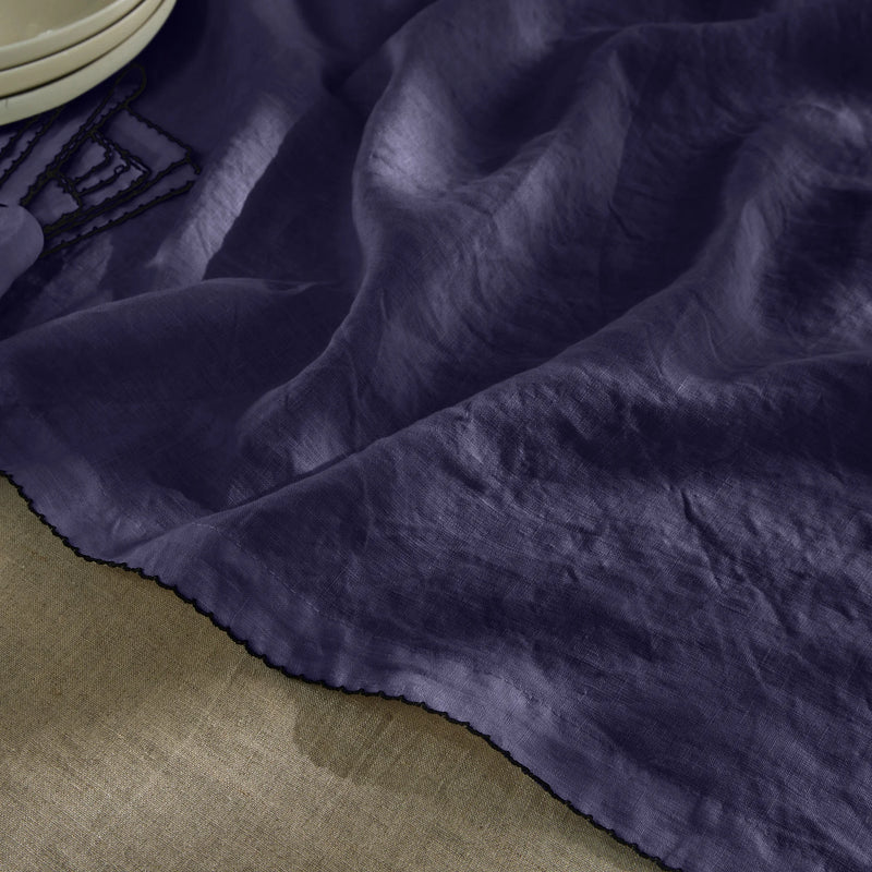 Chemin de table en lin bordure crochet bleu nuit